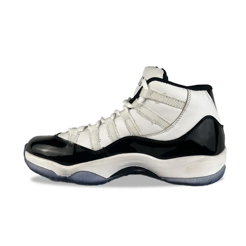 گالری تصاویر کتونی نایک ایر جردن 11 سفید مشکی